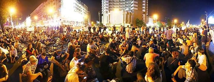 http://www.romania-insider.com/wp-content/uploads/2013/09/rosia-montana-protest-facebook.jpg