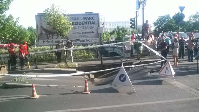 Hole in the road near Parliament in Bucharest - Comunitatea Biciclistilor din Bucuresti Facebook page