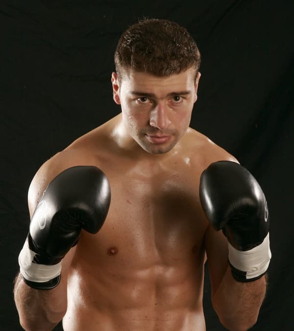 Romanian boxing champion Bute wins match against Mendy by KO