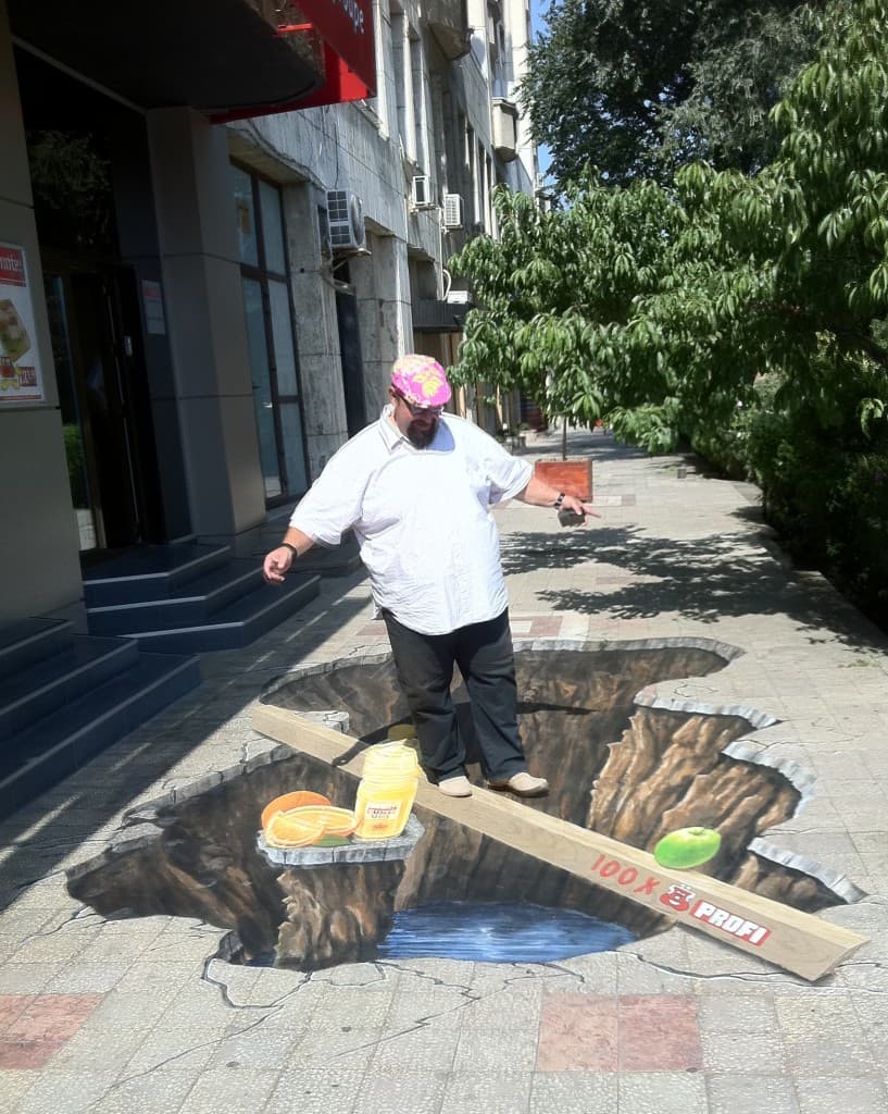 Manfred Stader brings 3D street painting to Bucharest with sidewalk pothole