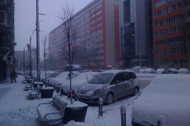 Romanian capital city snow bound: flights canceled, highways closed, traffic disrupted