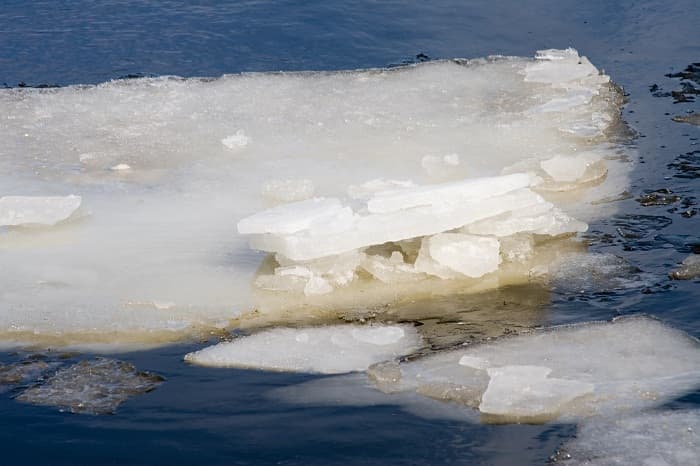 Frozen Danube blocks ship traffic