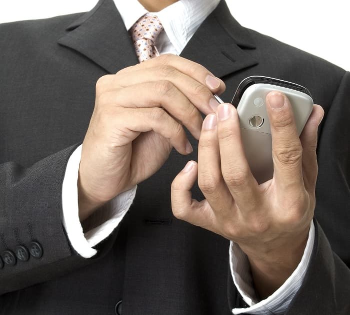 Study: Romanians use smartphones to email, chat, listen and go out