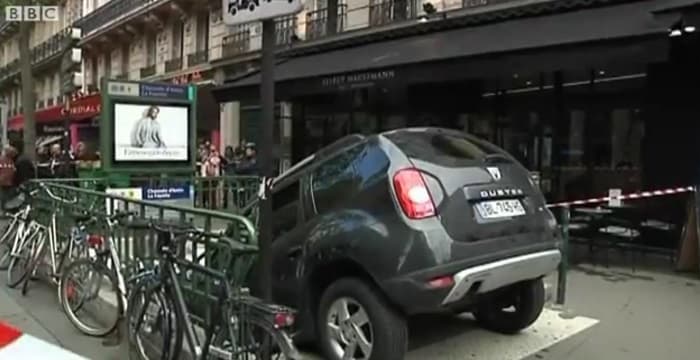 Driver “parks” Dacia Duster at central Paris Metro entrance