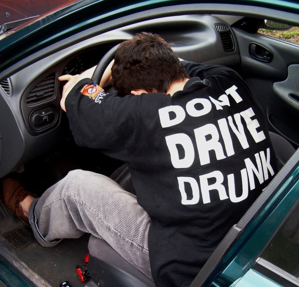 Romanian Police campaign against drunk driving using choir of mourners near clubs