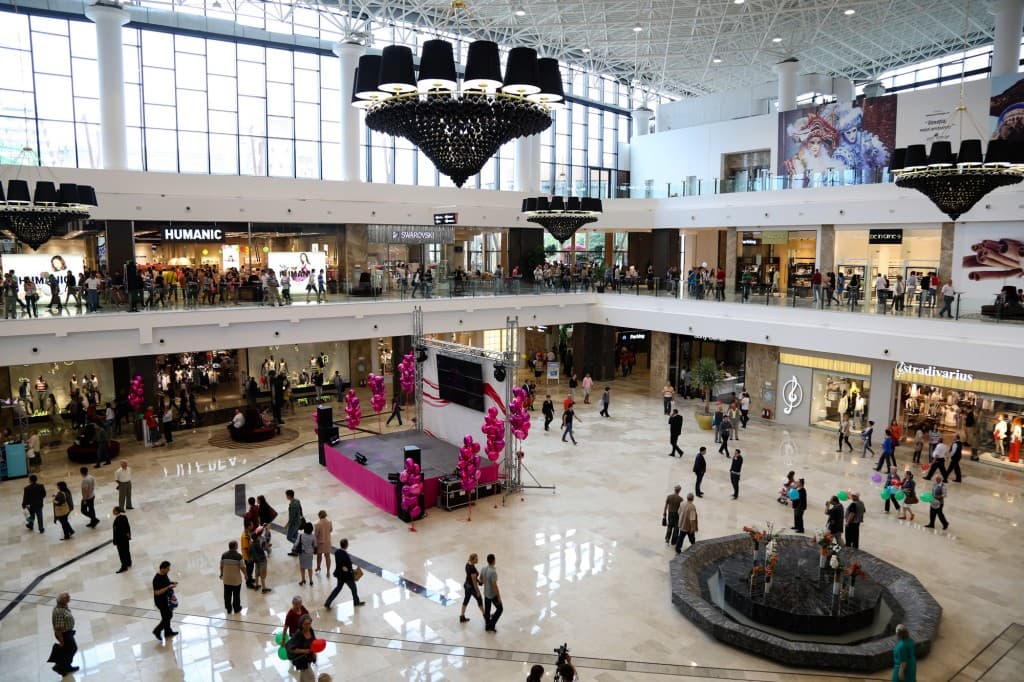 H&M store in newly opened Palas Iasi, flooded one day after inauguration