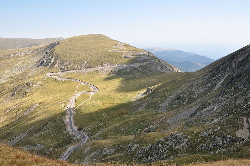 Snow hinders traffic on Romania's highest altitude road Transalpina