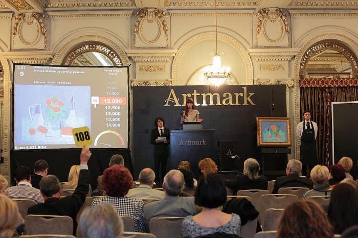 Art worth EUR 0.6 mln goes to 300 bidders in Bucharest