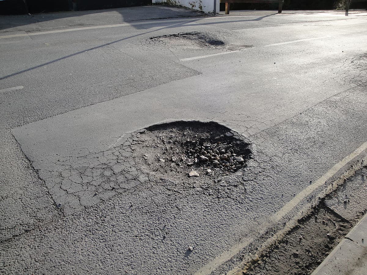 Authorities count 800 potholes on Bucharest streets