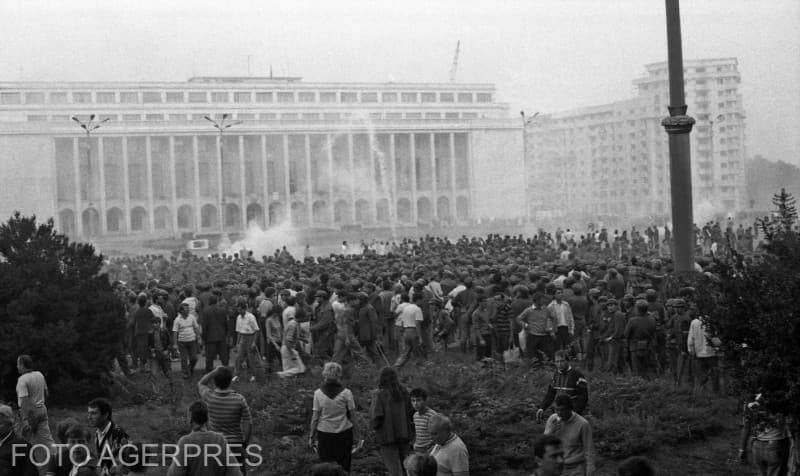 Romania, 30 years of democracy: 1991 - miners change Govt., Romanians vote new Constitution