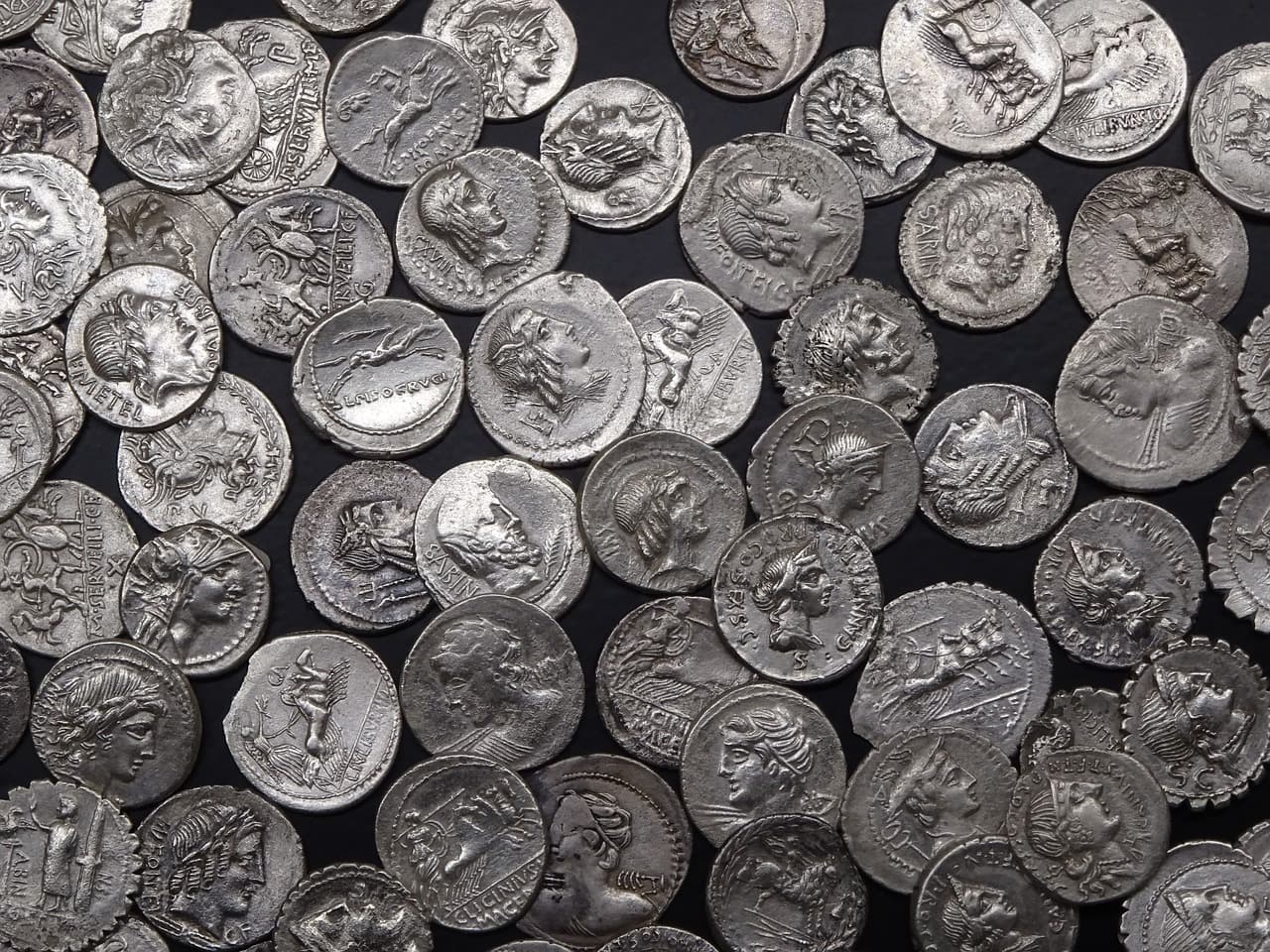 Policeman uncovers ancient artifacts in northern Romania