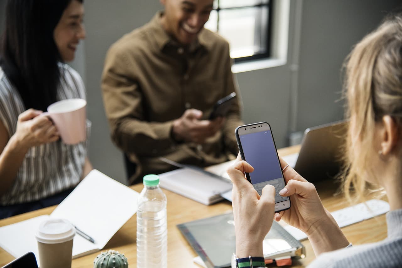 Survey: Romanian employees waste up to two hours daily because of chatty colleagues, long meetings