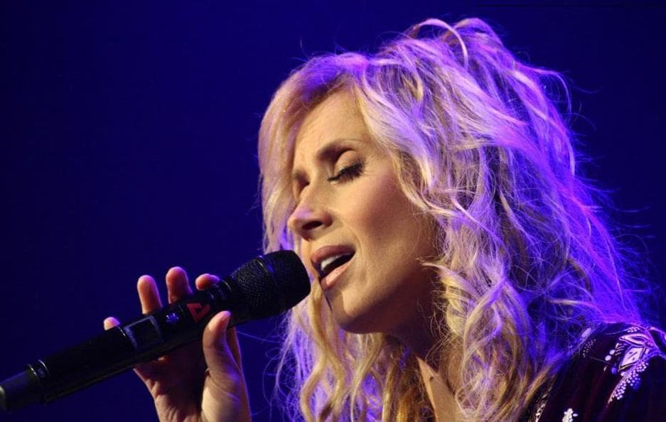 UPDATE: Singer Lara Fabian postpones Romania concerts for health reasons