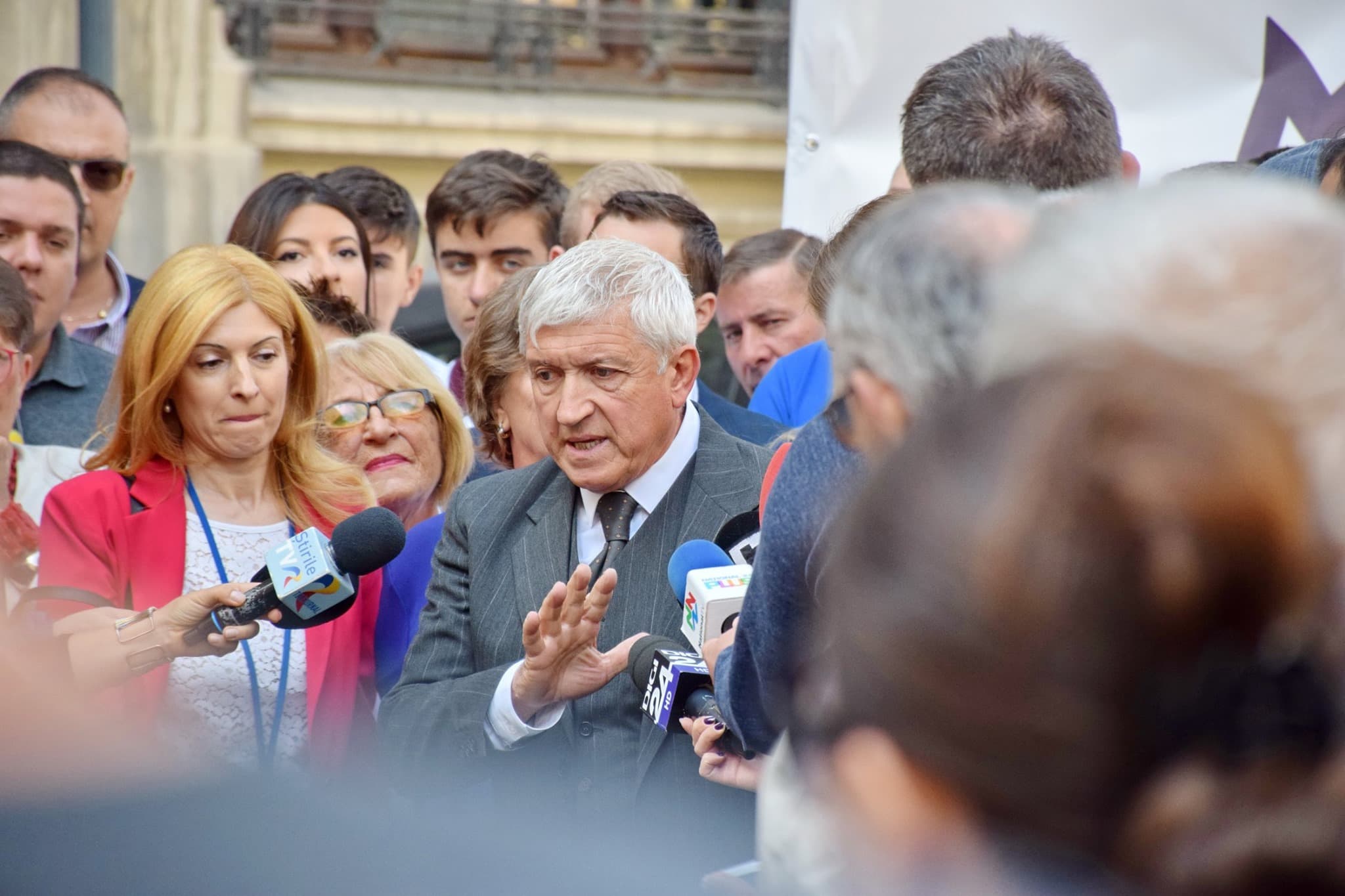 Romania presidential elections: New poll shows actor second in presidential race