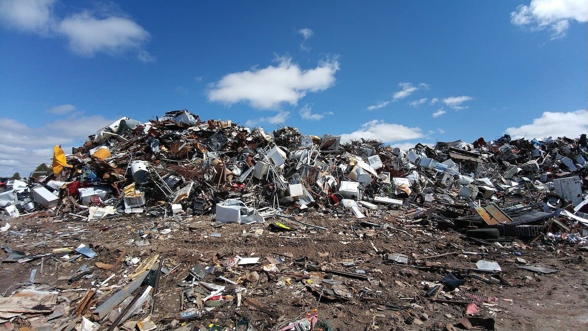 EC gives Romania four months to close and clean 48 illegal landfills