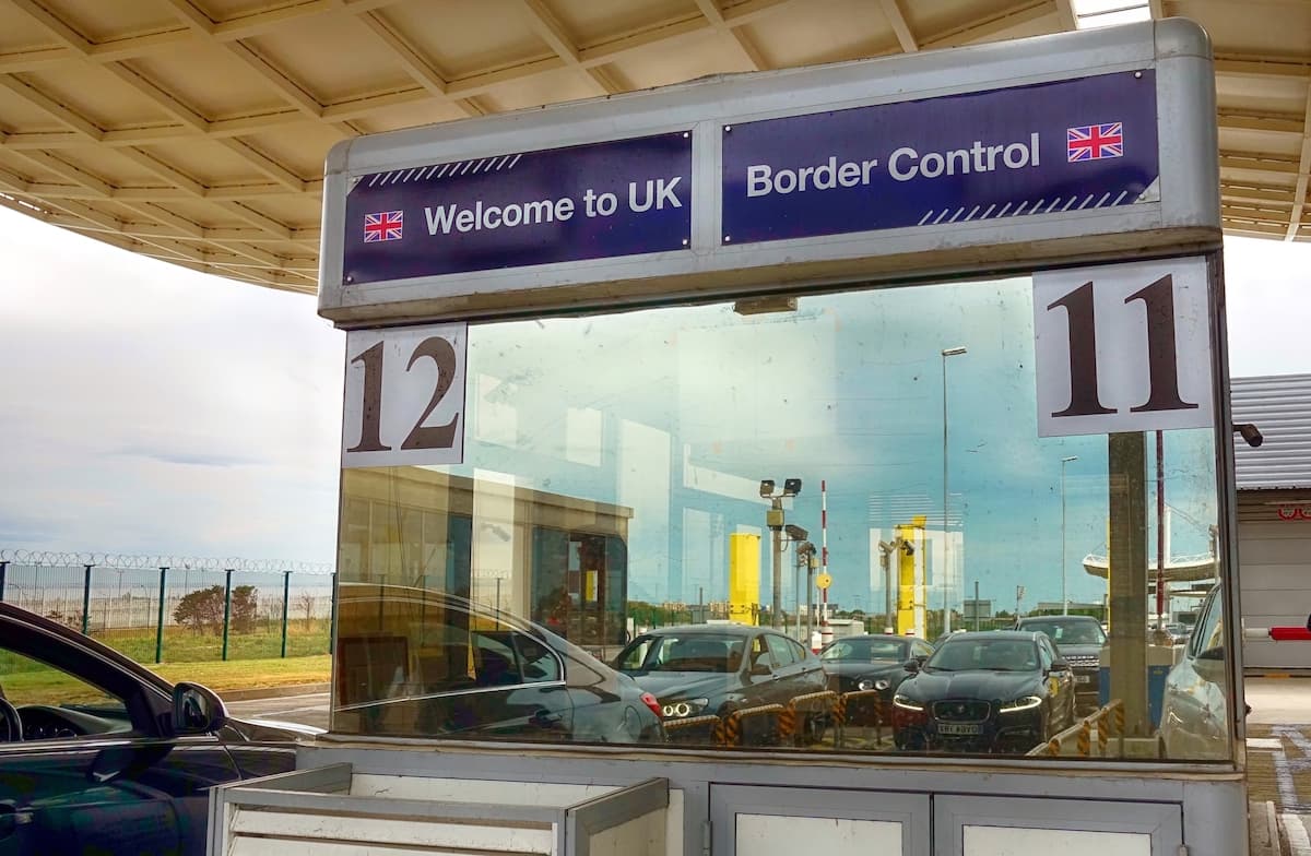 Romanians will no longer be able to enter the UK with their RO ID cards in one year