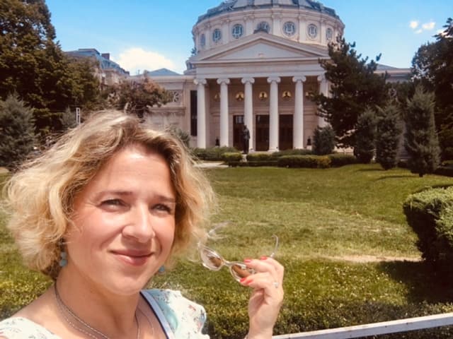 Romanians abroad: Andreea M'Crystal (South Africa) - Romania can compete easily with many other countries as concerns its beauty, culture, performance and way of living