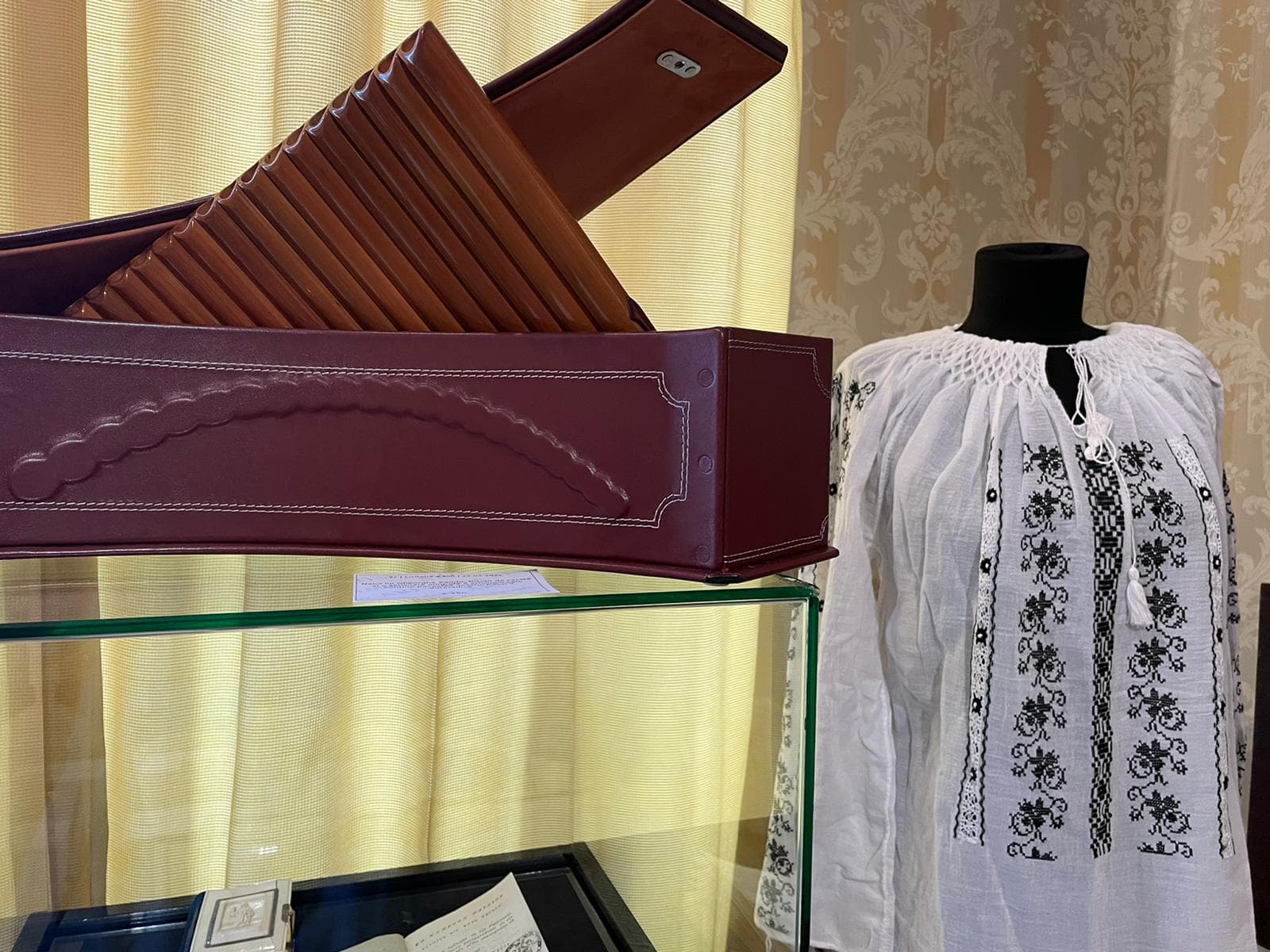 Romanian artists donate memorabilia for auction’s charity section