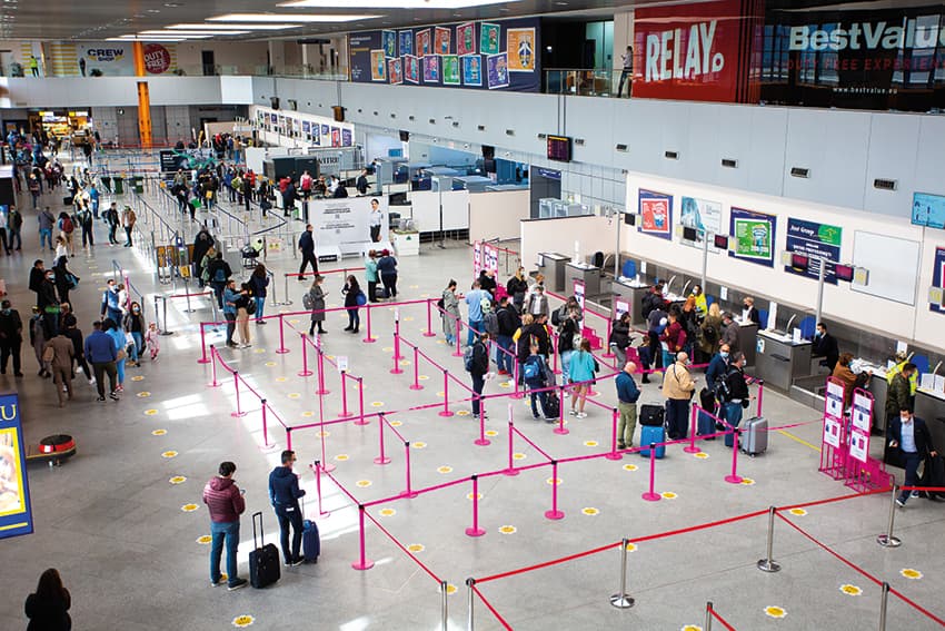 Romanian man arrested at Cluj airport with two fake driving licenses