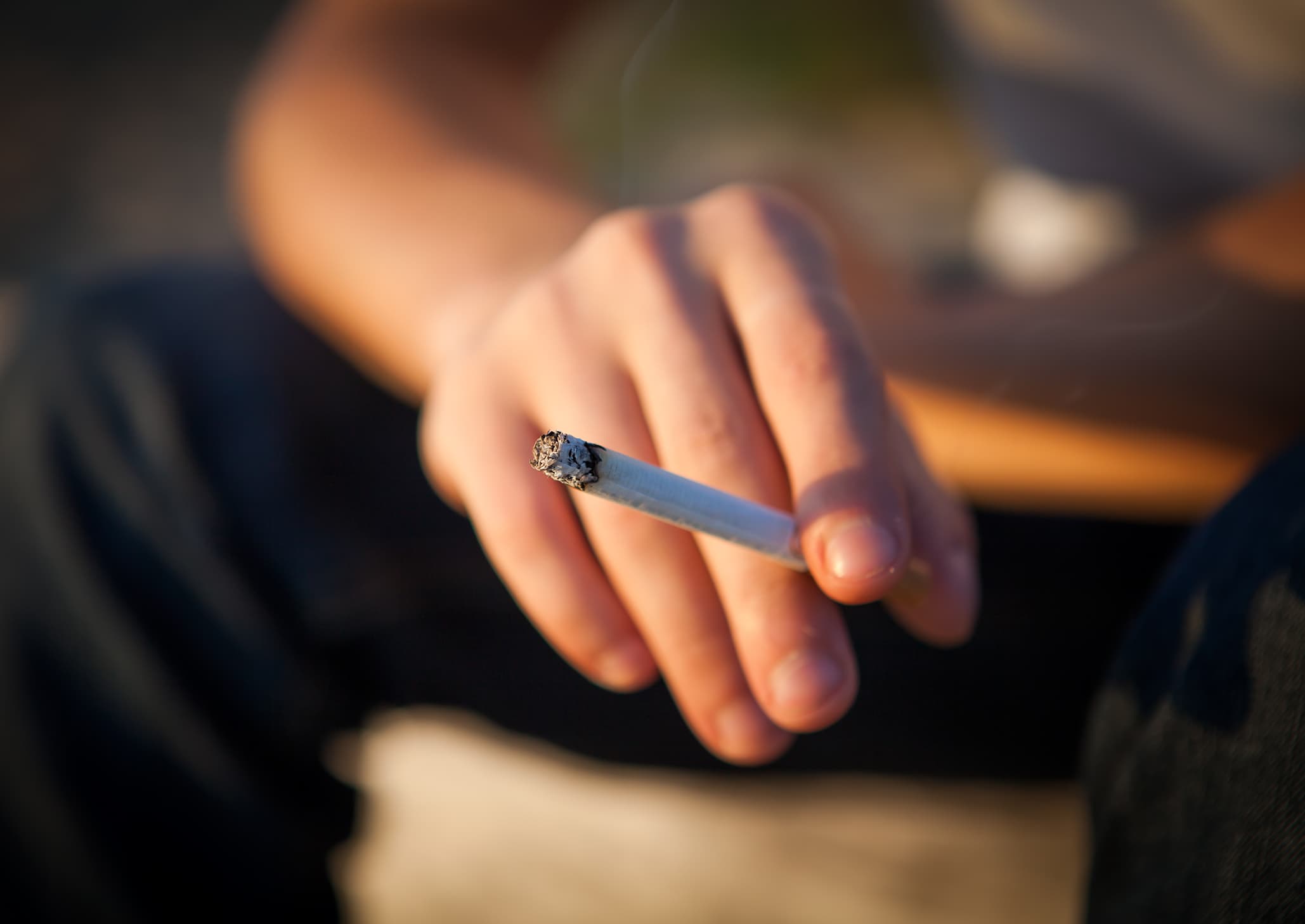 Bill banning minors from smoking in public places passes Romanian Senate