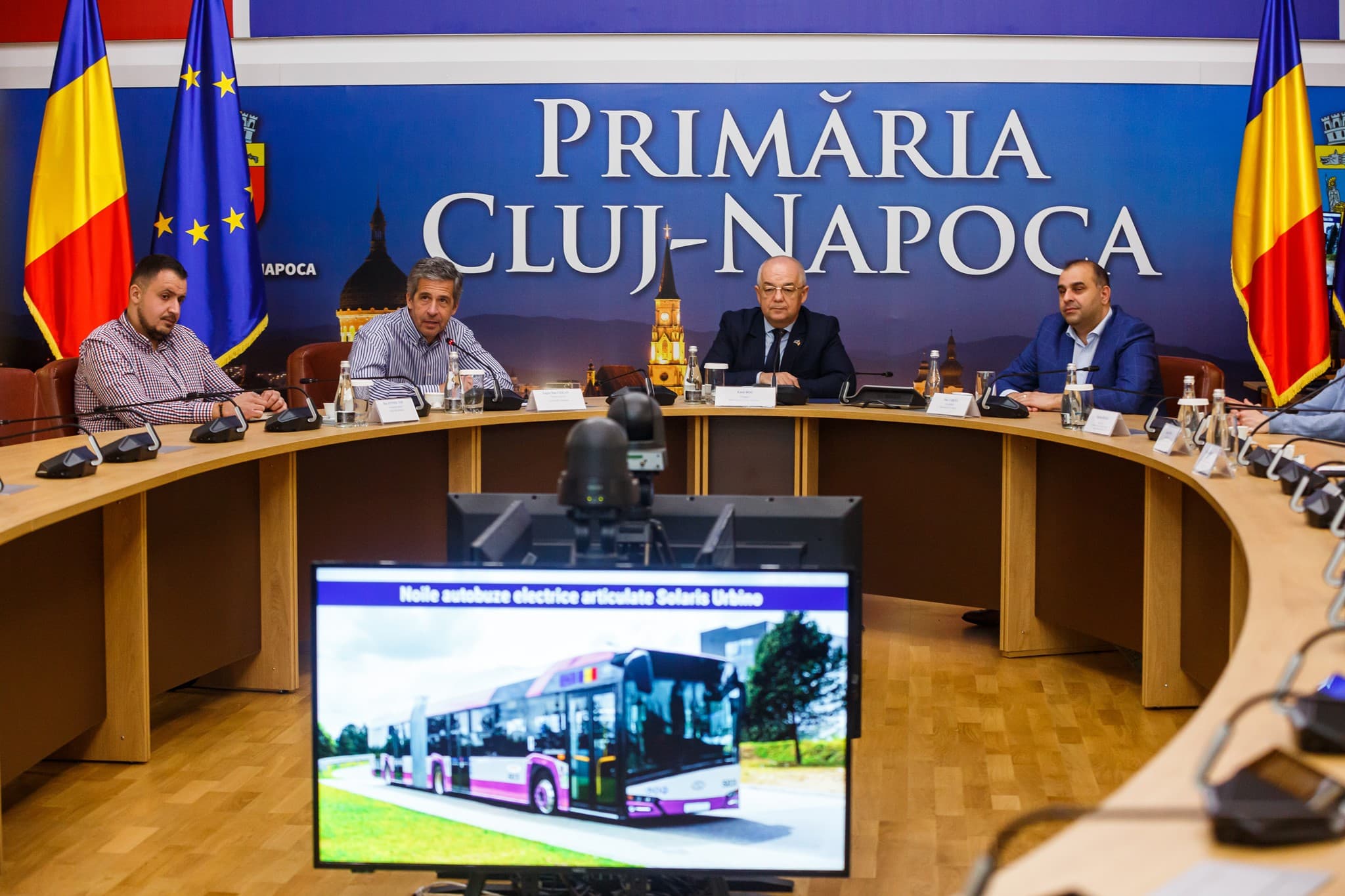 Emil Boc: "We signed over EUR 16 mln-worth of 18 electric buses"