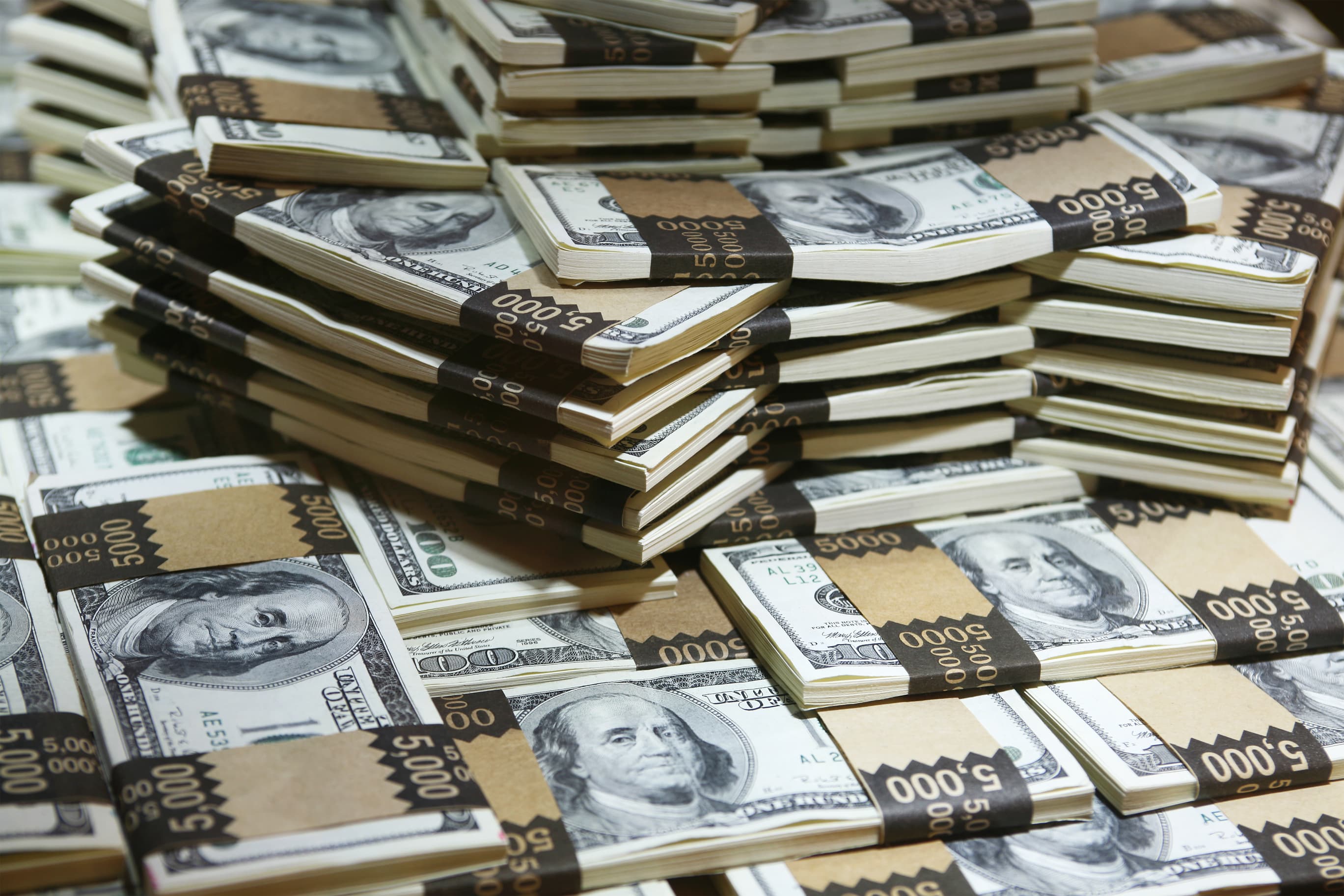 Credit Suisse: Number of Romanian millionaires in dollars increases