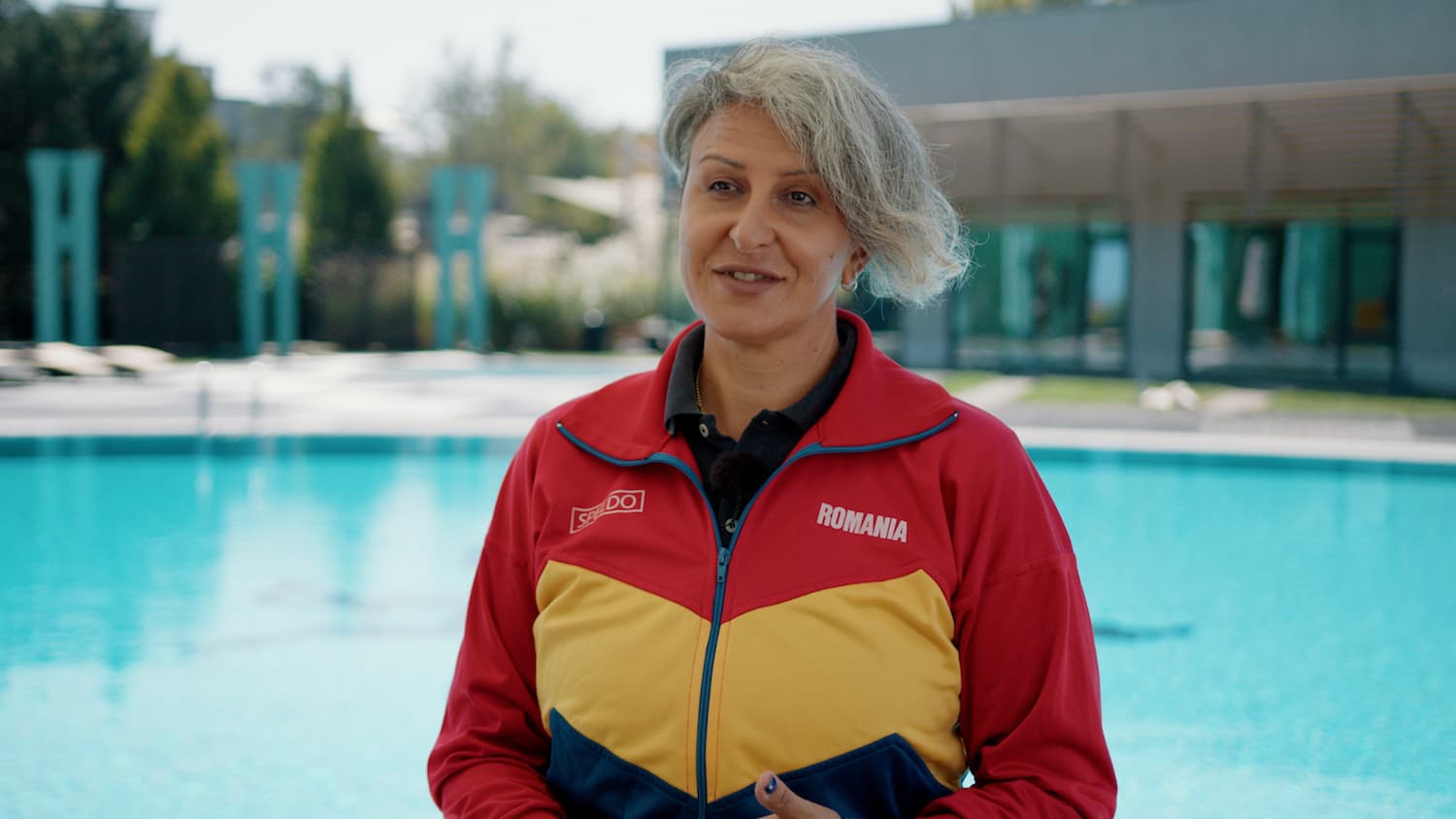 A gesture of hope! Beatrice Câșlaru, multiple swimming champion, donated her first European medal in the MedLife program for free genetic testing for children with cancer