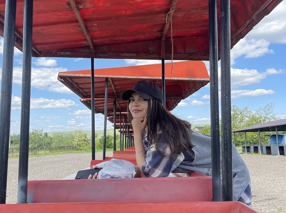 #RODigitalAmbassador: The Romanian girl popularizing Balkan rural living online