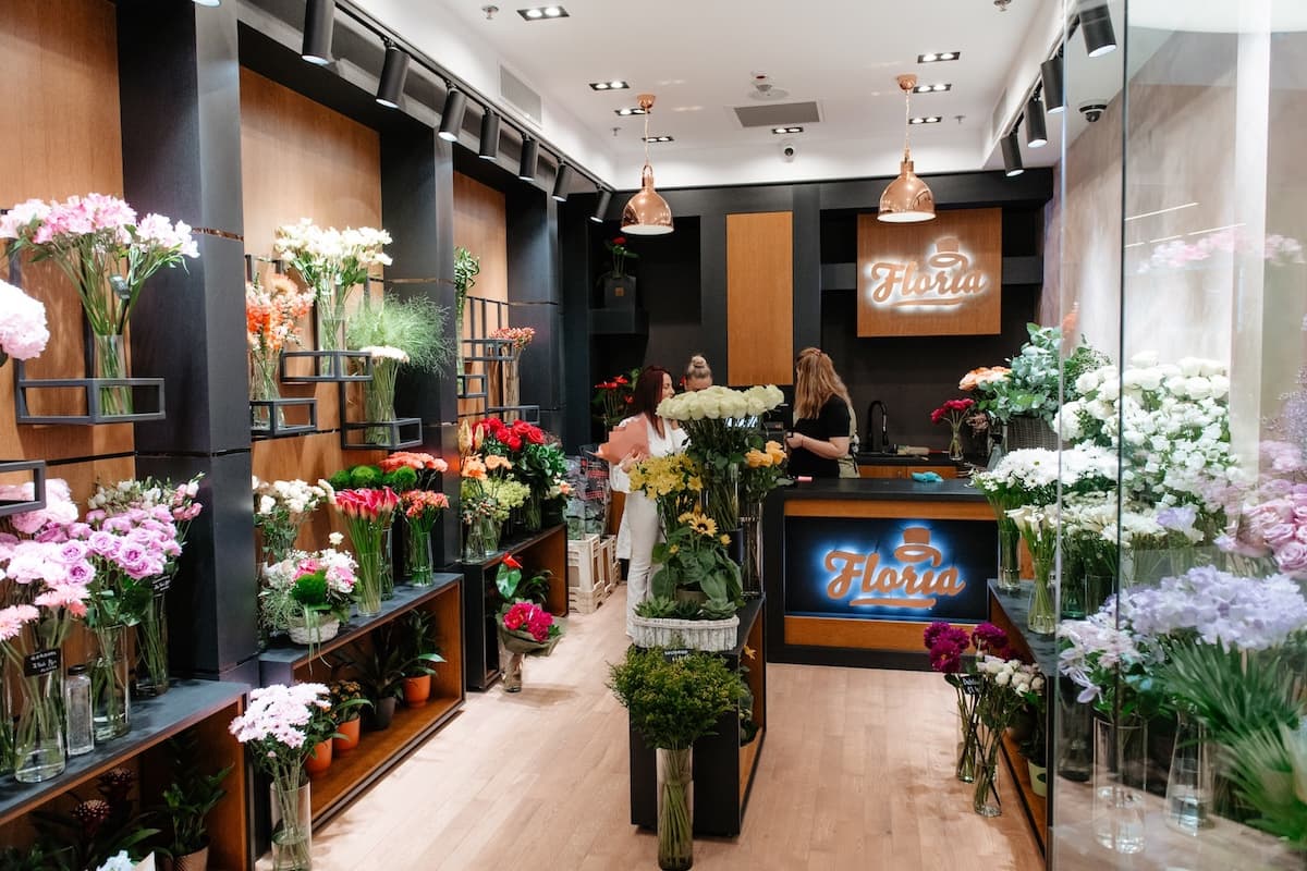 Floria: Chrysanthemums and Roses, the most gifted flowers on the first day of school
