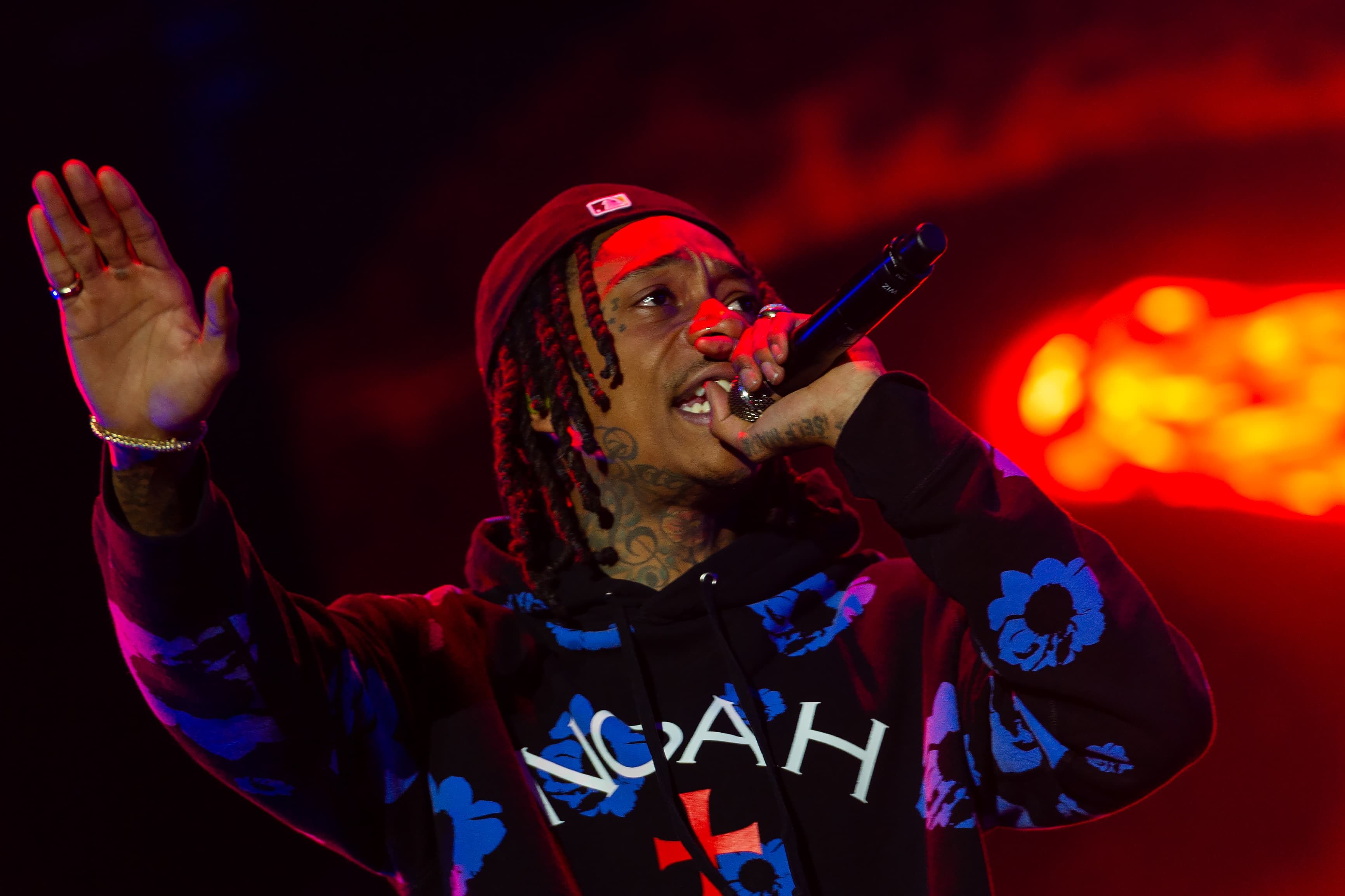 Romanian court fines rapper Wiz Khalifa EUR 700 for smoking weed on stage