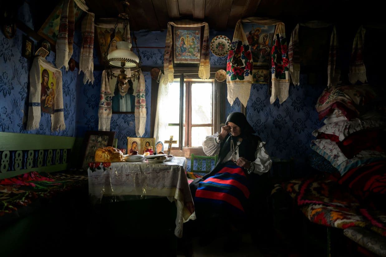 International Photography Awards: Ilona Schong named 2025 People Photographer for series on Romanian homes