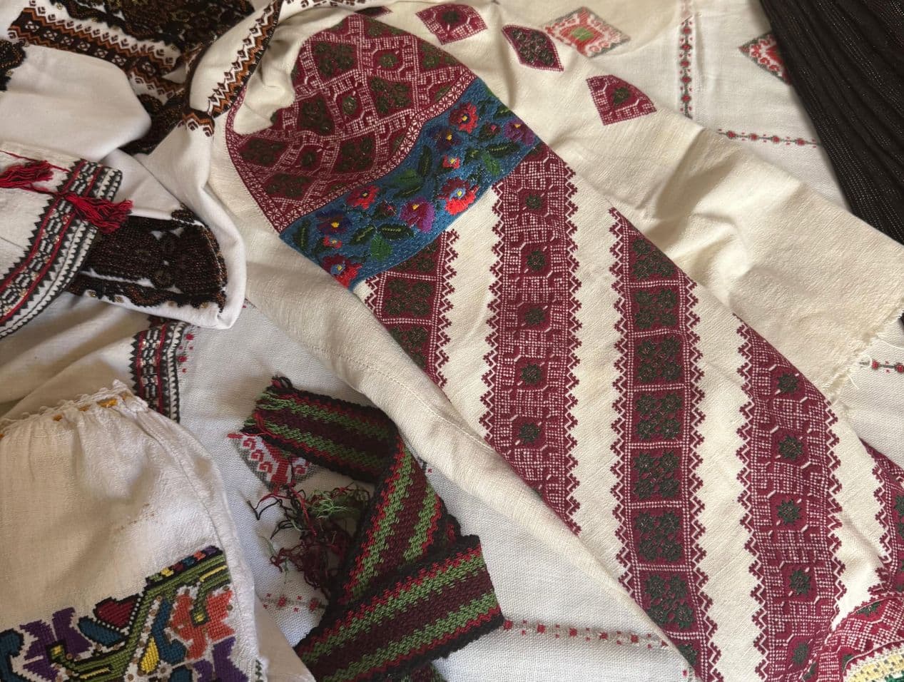 Paris exhibition highlights traditional Romanian dress