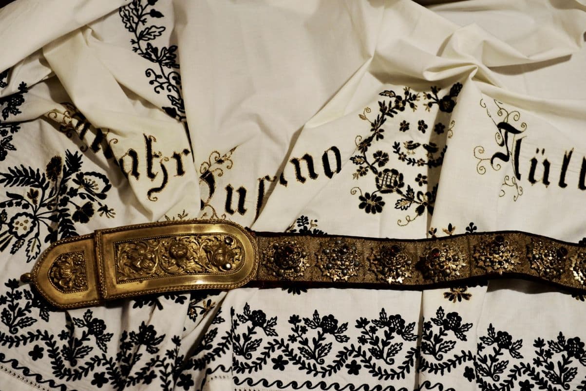 Exhibition on historic Saxon dress of southern Transylvania at fortified church in Cincșor