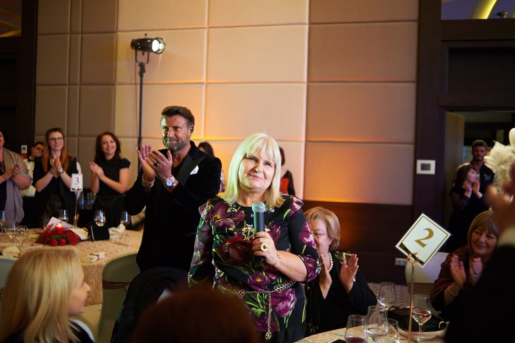 Romanian entrepreneur pays EUR 127,000 for designer Christmas tree at charity auction
