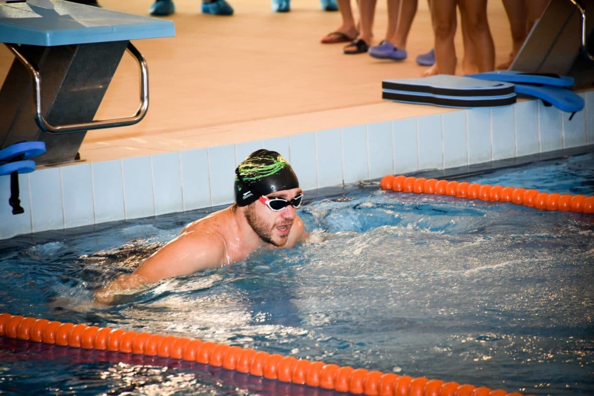 Romanian librarian raises funds for sick child after 12-hour swim