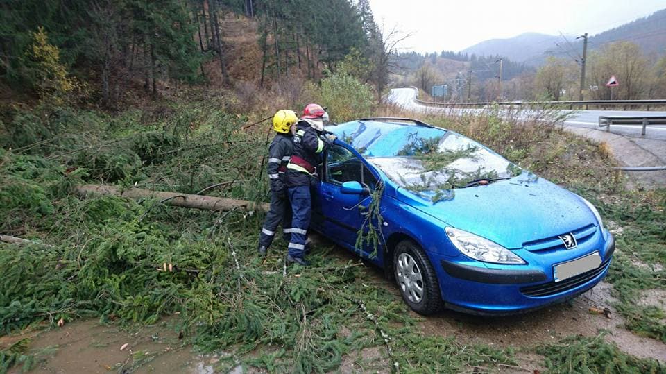 Snow, strong winds block several roads in Romania