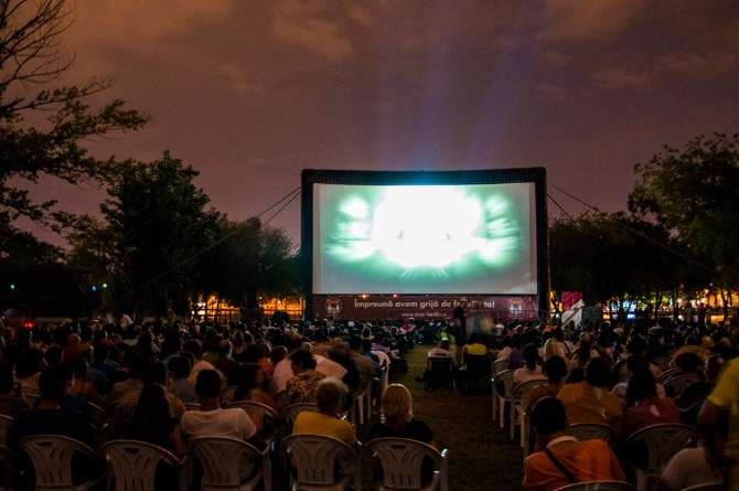 Romanian film review – Sharks, dinosaurs and Brigitte Bardot: Caravana Metropolis