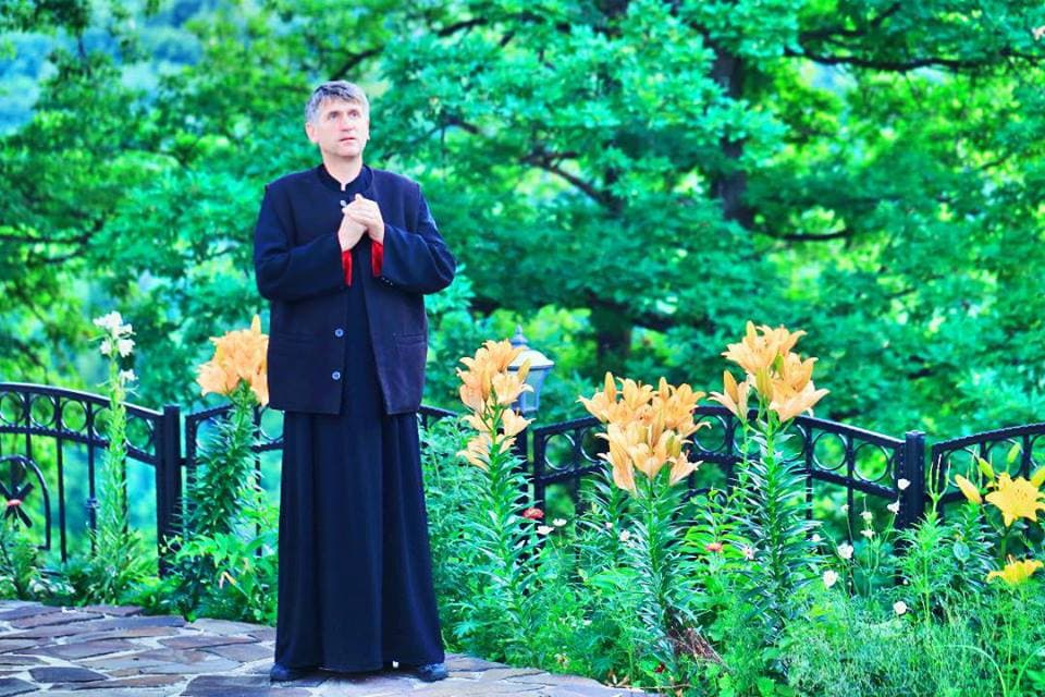 Romanian priest and folk singer investigated for allegedly recruiting minors for sexual purposes