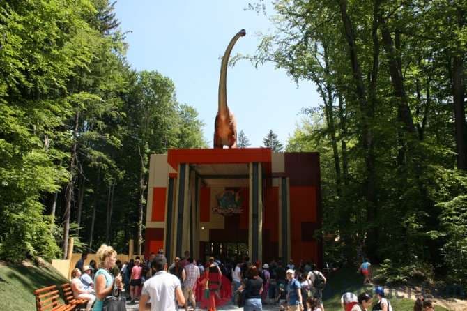 How many people visited Romania's only dinosaur park in one year?