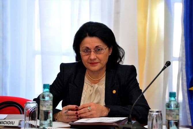 Romanian president signs decree for appointing new education minister