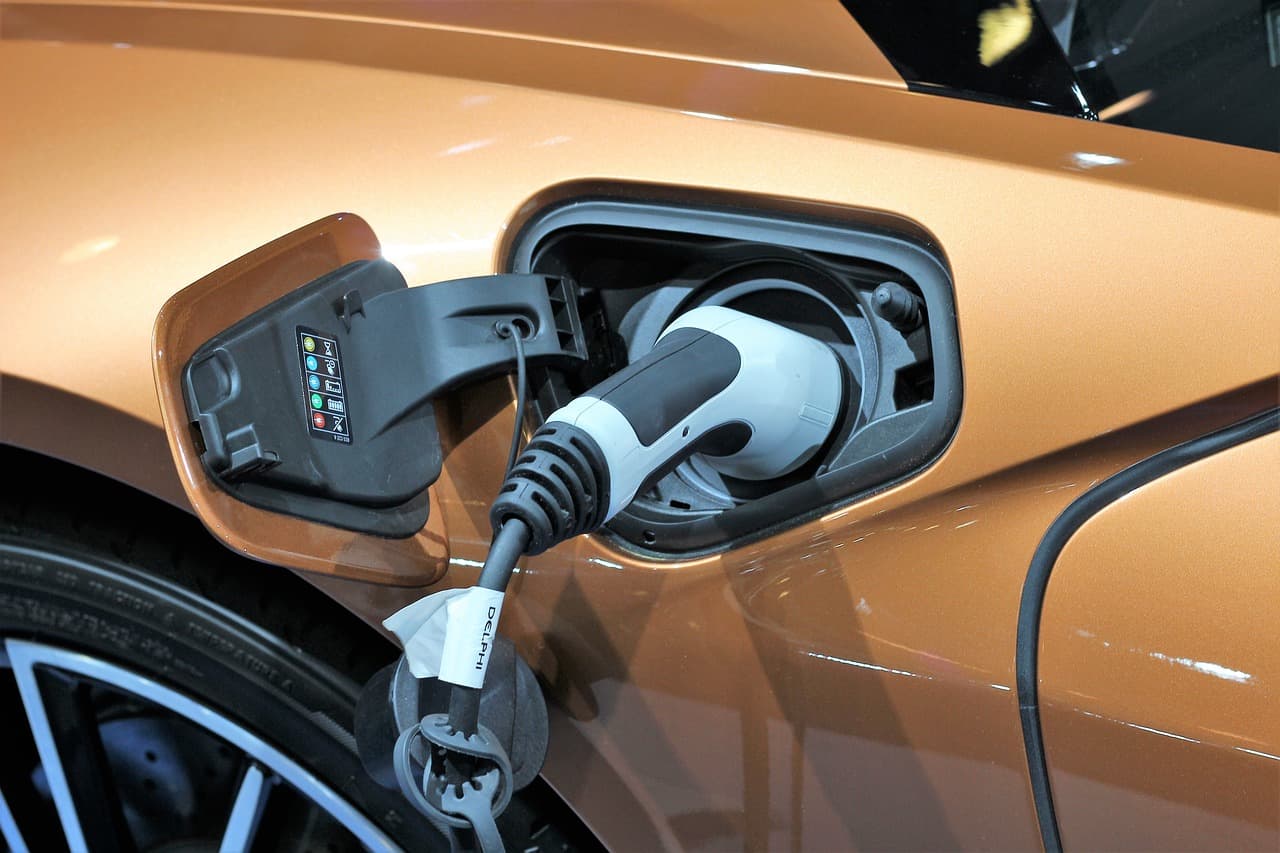 Romania’s energy minister buys electric car, can’t use it long distance for lack of charging stations