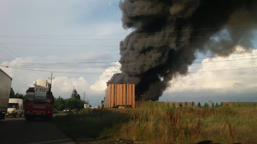 Huge fire in northern Bucharest, close to big thermal spa complex