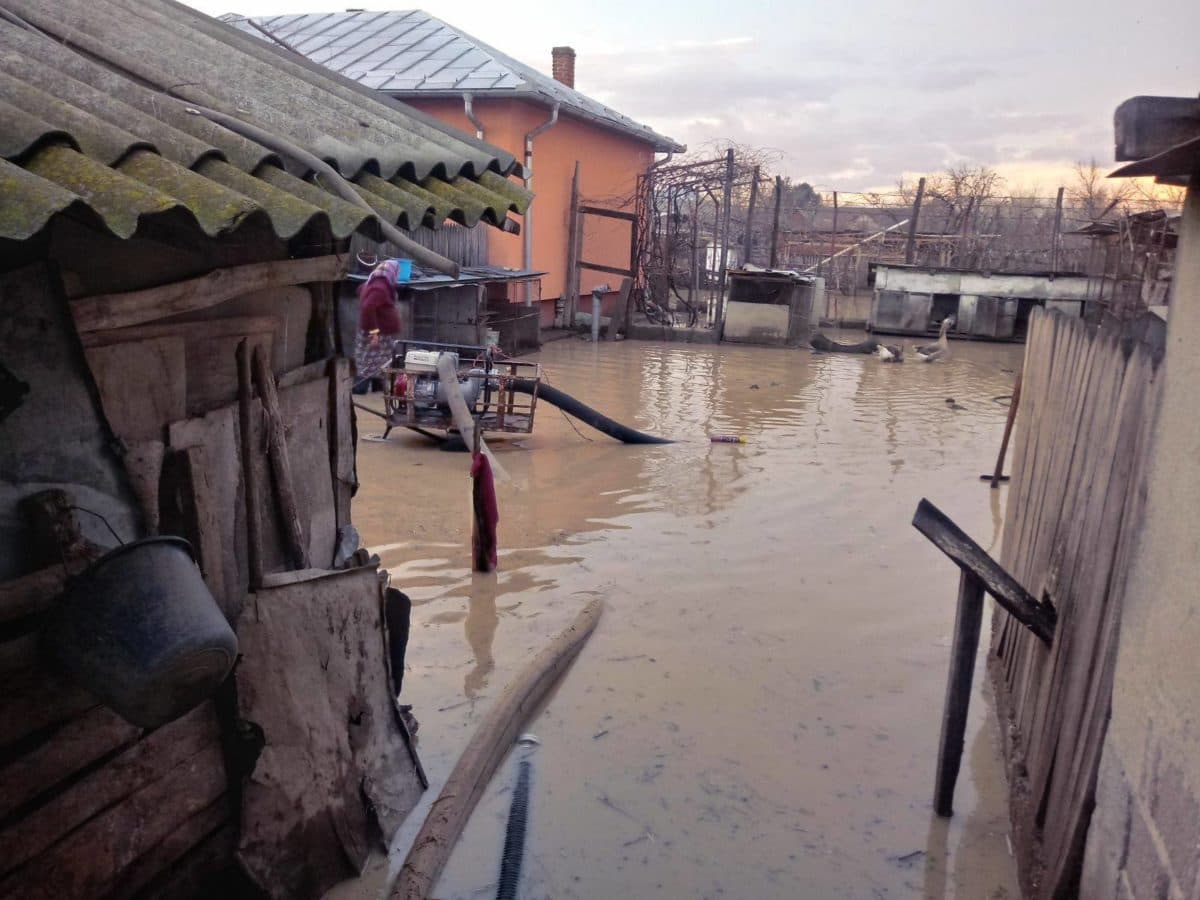 Authorities work on preventive evacuation of hundreds after flooding in central Romania