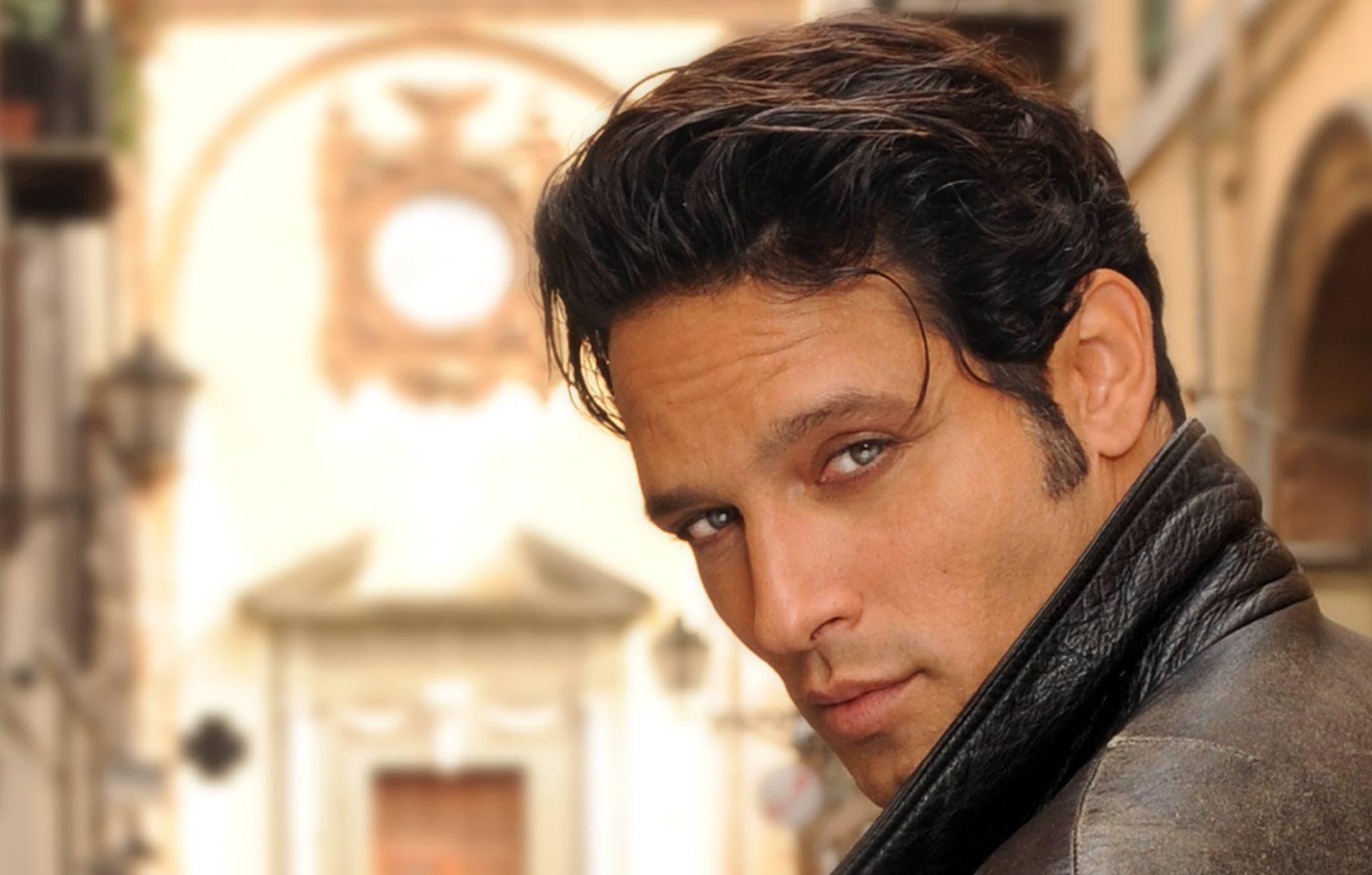 Italian actor Gabriel Garko hosts popular Romanian festival gala
