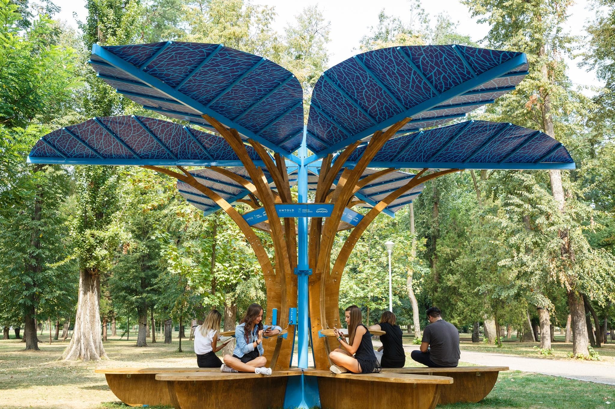 Romanian team introduces locally-made public charging stations for mobile devices
