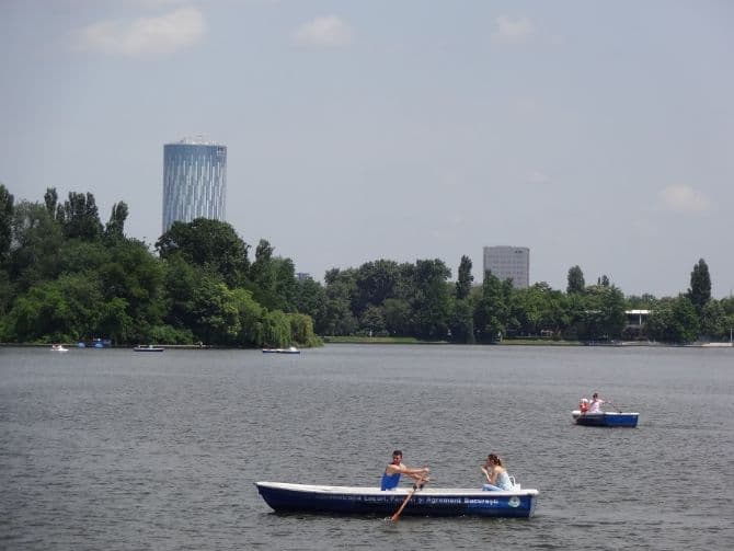 Cooling off in Bucharest: boat rides in the Herastrau park