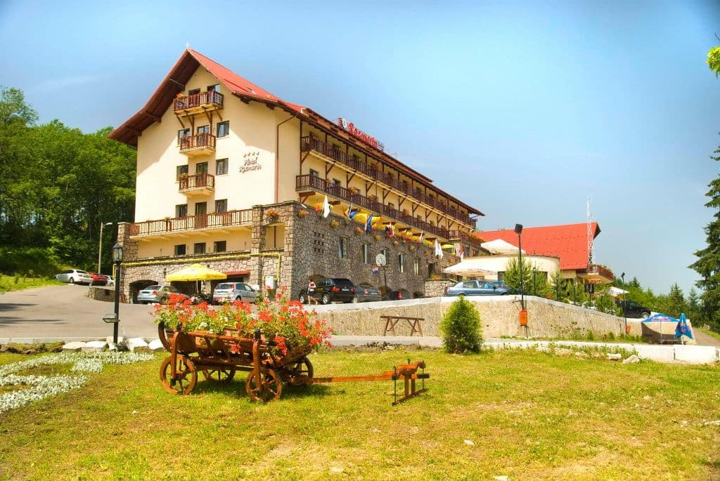 Fire breaks out at 4-star hotel in Romanian mountain resort, 120 tourists evacuated