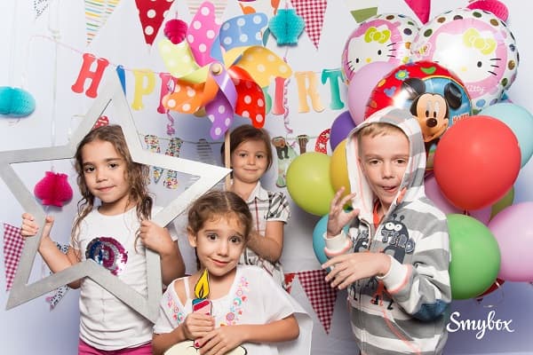 (P) Everybody say “cheese”: Smybox brings the fun at parties!