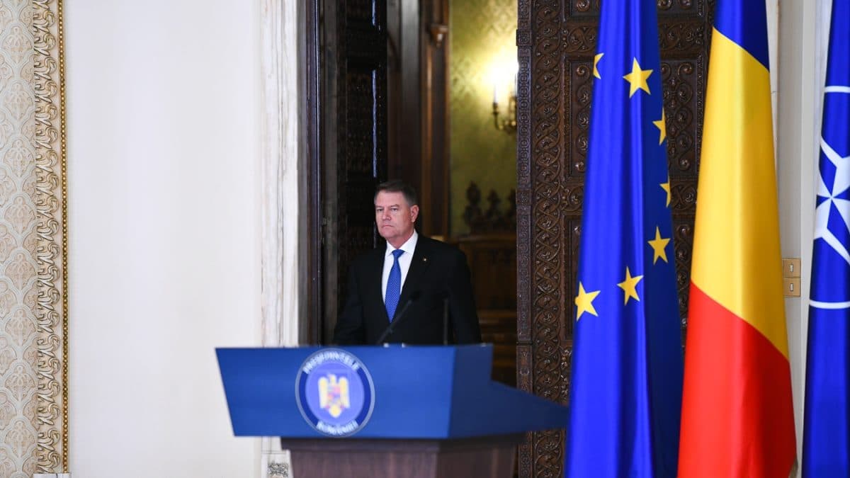 Romanian President asks young magistrates to withstand assault on justice