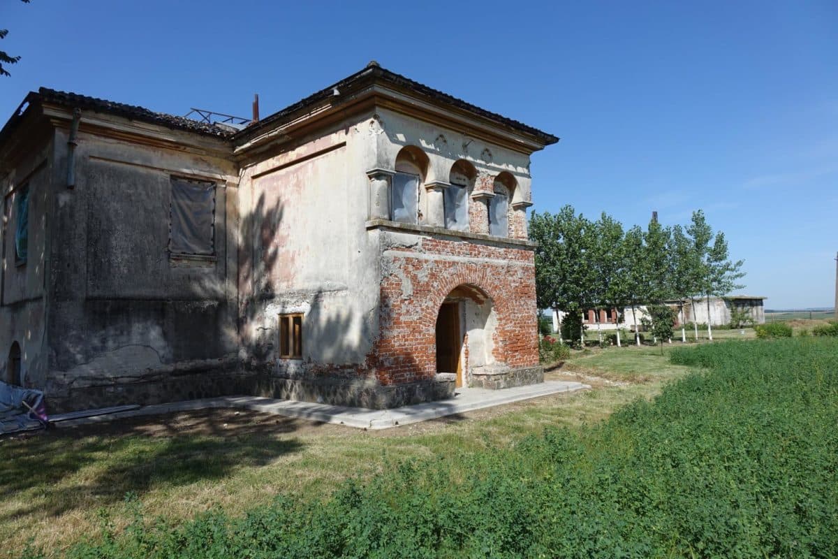 English and French volunteers revamp old mansion in Romanian village